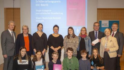 Bild: exb
Das Siegerteam der Schülerzeitung „hilde“ mit Ministerialdirektor Herbert Püls (links), Juryvorsitzender Stefanie von Winning (stehend, Zweite von links) und Stiftungsvorsitzender Prof. Ursula Männle (Zweite von rechts). Mit Betreuungslehrerin Andrea Bauernschmitt (hinten, Vierte von links) und Lehrerin Beate Seitz (stehend, Vierte von rechts) freuen sich auch Kemnaths Bürgermeister Werner Nickl (stehend, Dritter von rechts) und Schulleiter German Helgert (rechts).