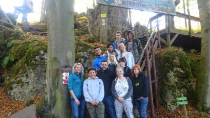 Bild: wrm
Die Schülergruppe vor dem Abenteuerwald in Betzenstein