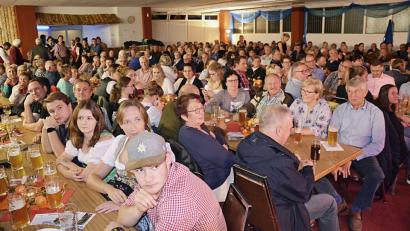 Bild: ü
Dicht gedrängt sitzen die Blasmusikfans in der Heberbräuhalle: Der Böhmische Abend mit der Blaskapelle Kirchenthumbach, der Gruppe „Fexer“ und dem Ensemble „Die heiße 7“ ist ein Publikumsmagnet. Und die Zuhörer werden aufs Beste unterhalten.