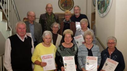 Bild: Dobmeier
Der Postsportverein mit Vorsitzendem Karl Zuber (vorne, links) ehrt langjährige Mitglieder, besonders jedoch Christa Koller (vorne, Zweite von links), die neues Ehrenmitglied des Vereins ist.