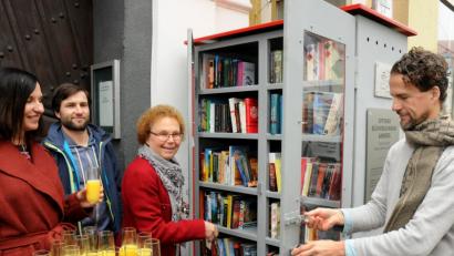 Bild: Stephan Huber
Den offenen Bücherschrank gibt es dank der engagierten Amberger Evi Wagner, Oliver Endres, Brigitte Netta und Sebastian von der Recke sowie den Sponsoren: die Stadt Amberg, die Firma Lüdecke, die Round Tables Amberg und Amberg-Sulzbach, die Firma Karosserie und Lack Belmer und die Schilderfabrikation Moedel.