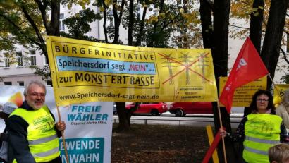 Bild: br
Mit Hans Schmid (links) und Annke Gräbner (rechts) nehmen auch Vertreter der Bürgerinitiative Speichersdorf an der Kundgebung gegen die Süd-Ost-Trasse der Staatskanzlei teil.