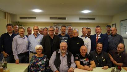 Bild: du
Viel zu erzählen haben sich die 19 ehemaligen Realschüler der Abschlussklasse 1983 und die drei ebenfalls gekommenen früheren Lehrkräfte beim ersten Klassentreffen nach 35 Jahren in Schirmitz.