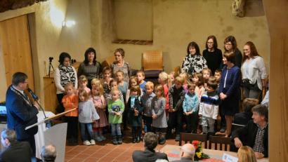 Bild: bö
Mit einem Festakt wurde der sanierte Schlossstadl seiner Bestimmung im Beisein viele Gäste und Vereinsabordnungen übergeben - darunter auch die Kindergartenkinder von St. Georg, die mit ihren Liedern die Feier eröffneten.