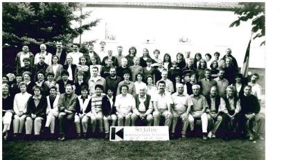 Bild: du
Drei Tage lang feiert die Kolpingsfamilie Schirmitz im Juli 1998 das 50. Gründungsfest. Damals wie heute steht Vorsitzender Josef Ziegler (vorne sitzend, Sechster von rechts) an der Spitze der engagierten Gemeinschaft.