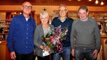 Bild: es
In der Tennisbateilung Tännesberg weiß jedes Mitglied, welch außergewöhnliche Leistungen Jochen Calame (Zweiter von rechts) in fast 40 Jahren für den weißem Sport erbracht hat. Sein Nachfolger Rainer Stangl (links) überreicht mit seinem Stellvertreter Rudi Tröster (rechts) Beate Calame (Zweite von links) zum Dank einen Blumenstrauß und ihrem Mann Jochen jeweils einen Gutschein für internationale Tennisturniere in München und Nürnberg.