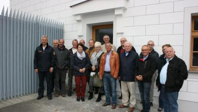 Bild: exb
Neugierig sehen sich die Pensionisten und Ruheständler der Polizeiinspektion auf Einladung von Erstem Polizeihauptkommissar Werner Stopfer (links) in der Alten Fronfeste um. Das Gebäude, das derzeit saniert wird, wird künftig ebenfalls von den Beamten genutzt.