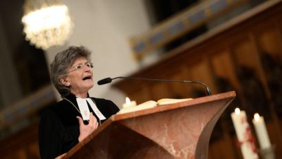 Bild: Andreas Gebert/dpa
Die evangelisch-lutherische Regionalbischöfin Susanne Breit-Keßler eröffnet die 60. Aktion Brot für die Welt am 1. Advent in Sulzbach-Rosenberg.