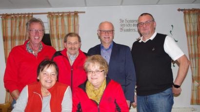 Bild: abi
Neuwahlen standen beim ADFC Wunsiedel an. Im Bild (sitzend, von links) Karin Gottfried und Birgit Heinrich sowie (stehend, von links) Klaus Gottfried, Vorsitzender Harald Heinrich, Manfred Söllner und Helmut Walter.