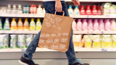 Bild: Uli Deck/dpa
Eine Person geht in einer Filiale der Drogeriemarktkette DM mit einer dm Tasche durch das Geschäft. Am 18.Oktober 2018 findet die Jahres-Pressekonferenz des Drogeriekonzerns statt.