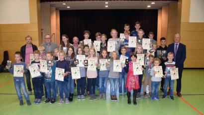 Bild: bö
Den größten Anteil der geehrten Läufer bei der Siegerehrung des Landkreiscups stellten auch dieses Jahr wieder die Kinder und Schüler. Dazu gratulierten auch Günter Simmerl von der Conrad-Sportförderung (rechts) und der stellvertretende Landrat Johann Kummert (dritte Reihe, Zweiter von links).