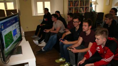 Bild: fpoz
Hoch konzentriert gingen die Teilnehmer ins Fifa-Turnier im alten Rathaus. Eine Neuauflage ist geplant.