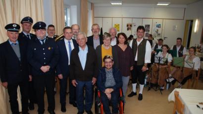 Bild: Portner
Alfred Sippl (Mitte) freut sich zusammen mit Gattin Inge und der Familie über die Glückwünsche von Bürgermeister Norbert Eckl (links daneben) mit Stellvertreter Robert Hechtl sowie über die Vereinsabordnungen und ein Ständchen der Blaskapelle Teunz.