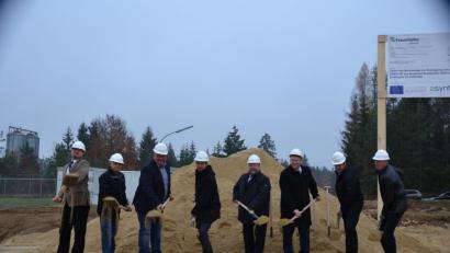 Bild: wih
Spatenstich im Industriepark Hohenburg: Hier entsteht eine Demonstrationsanlage des Fraunhofer-Instituts Umsicht Sulzbach-Rosenberg, in der künftig Kraftstoff aus getrocknetem Klärschlamm entstehen soll.
