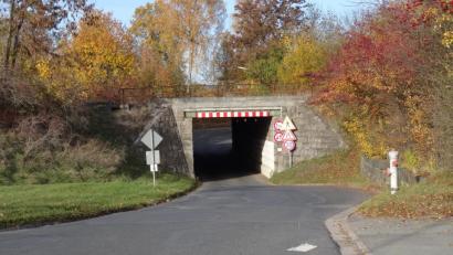 Bild: ak
Die Deutsche Bahn Netz AG steigt in die Neuplanung der marode Bahnbrücke in der Ganghofer Straße ein. Drei Vorschläge liegen dafür dem Gemeinderat vor. Dieser stimmt für die Variante, die ein breiteres Bauwerk mit Gehweg vorsieht.