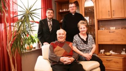 Bild: wro
Seinen 85. Geburtstag feierte Otto Zwack (vorne links). Dazu gratulierten Ehefrau Monika, 2. Bürgermeister Karl Busch (hinten links) und Pfarrer Bernd Philipp.