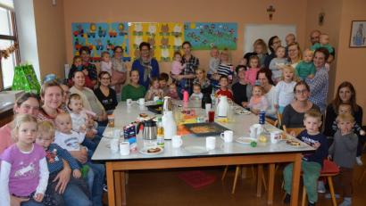 Bild: jr
Die Premiere für das Eltern-Café in der Städtischen Turnhalle am Montagnachmittag ist mehr als gelungen. Darüber freuten sich Organisatorin Bettina Frost (Zweite von links, stehend) und Pia Kürschner (Dritte von links, stehend) von der KoKi-Stelle.
