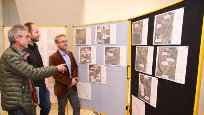 Bild: Thomas Dobler
Anton Baumann, Thomas Spachtholz und Manuel Schlegel (von links) gehören zum Wasserwirtschaftsamt Weiden. Sie präsentierten im Rathaus in Schwarzenfeld unter anderem mit Karten, wo am Fluss Schwarzach ökologischer Handlungsbedarf besteht.