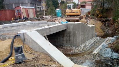 Bild: lgc
Seit Mitte des Jahres wird in Naslitz intensiv gebaut: Für fast eine halbe Million Euro entsteht eine neue Brücke über die Creußen, die bis Dezember fertiggestellt werden soll. Ihre Vorgängerin stammte aus den 1950er Jahren. Die Belastungen durch immer schwerer werdende landwirtschaftliche Maschinen machte ihr in den vergangenen Jahren jedoch zu schaffen.