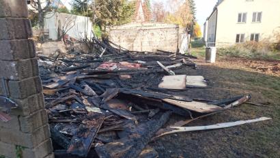 Bild: Lowak
In der Nacht zu Dienstag brennt die Scheune in der Nussbergstraße komplett nieder. Die Polizei vermutet Brandstiftung.