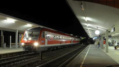 Bild: Petra Hartl
Vorsicht am Bahnsteig - die Elektrifizierung fährt ein! Der Zugverkehr durch Amberg soll im nächsten Jahrzehnt unter Strom gesetzt werden.