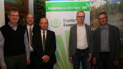 Bild: ch
BVV-Kreisobmann Josef Irlbacher, Geschäftsführer Josef Wittmann, Rechtsanwalt Anton Hess, sowie die Tennet-Projektleiter Lars Fischer und Stefan Opel (von links) informierten zum Planfeststellungsverfahren für den Ostbayernring.