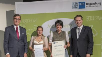 Bild: exb/altrofoto.de
Tamara Karsten (Zweite von links) und ihre Chefin Sandra Irrgang (Dritte von links) nahmen die Preise von IHK-Präsident Michael Matt (links) und Geschäftsführer Jürgen Helmes (rechts) entgegen.