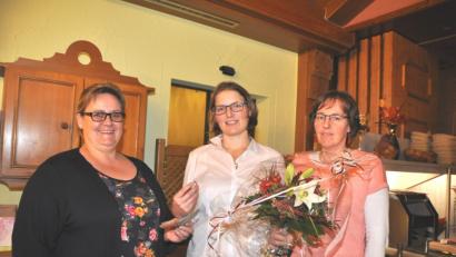 Bild: es
Frauenbundvorsitzende Sonja Schmid-Herdegen (links) und Kassiererin Monika Wittmann (rechts) bedanken sich bei Chefärztin Dr .Stephanie Kuchlbauer (Mitte) mit einem Blumenstrauß und einer Geldspende.