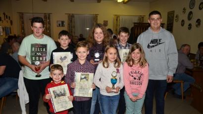 Bild: fjo
Jugendwart Patrick Sauer (rechts) freut sich zusammen mit seinen erfolgreichen Nachwuchszüchtern über die erzielten Auszeichnungen.