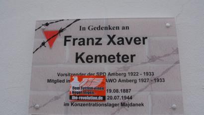 Bild: SPD Amberg
Eine der in Wahljahren typischen politisch motivierten Straftaten: Ein rechtsextrem gesinnter Unbekannter überklebte eine Gedenktafel an der Amberger SPD-Geschäftsstelle in der Seminargasse mit einer Propaganda-Parole, die im Hintergrund Teile des Nazi-Reichsadlers zeigt.