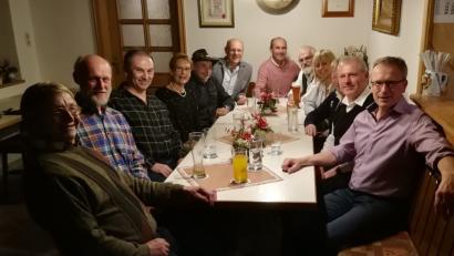 Bild: exb
Der Einschulungsjahrgang 1968 der Volksschule Störnstein beim gemütlichen Beisammensein im Landgasthof Gigl.