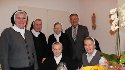 Bild: cs
An ihrem 90. Geburtstag nimmt Schwester Elvina Schmitt (sitzend, Mitte) Glückwünsche von Provinzoberin Gerda Friedel, Schwester Sigbalda Kormann Schwester Viktoria Schuirer, Zweitem Bürgermeister Herbert Lehner und Oberin Madlen Kolbrand entgegen.