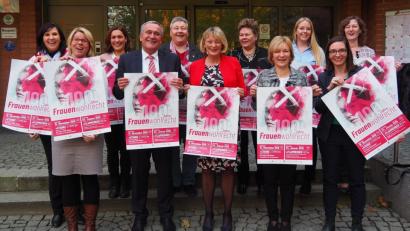 Bild: Bühner
Akteuere und Veranstalter der Geburtstagsfeier "100 Jahre Frauenwahlrecht" darunter in vorderer Reihe OTH-Präsidentin Professorin Andrea Klug und Oberbürgermeister Kurt Seggewiß (Dritte und Zweiter von links).