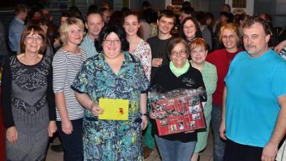 Bild: fjo
Bürgermeisterin Margit Kirzinger und Vorsitzende Silvia Kleber (von links) ehren mit Regisseur Josef Kleber (rechts) Christine Wellert (Mitte, links) und Brigitte Krämer (Mitte, rechts) zu ihren runden Bühnenjubiläen.