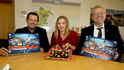 Bild: Hirsch
Oberbürgermeister Andreas Feller, Konditormeisterin Sonja Pirzer und City-Manager Roland Kittel (von rechts) präsentieren Hülle und Inhalt des neuen Schwandorfer Adventskalenders.