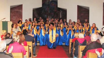 Bild: sei
Fetzige Songs zum Mitmachen wechselten sich mit besinnlichen Liedern zum zurücklehnen und genießen ab beim Gospelkonzert von "Hope and Joy" am Samstag in St. Markus in Weiden.