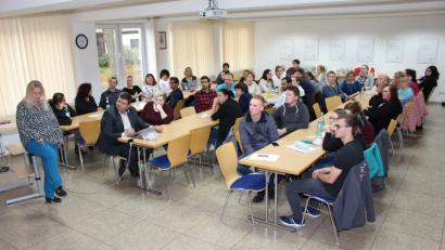 Bild: exb
Marion Kreiner, Auszubildende zur Altenpflegerin, präsentiert beim Azubi-Tag des Kreisverbandes Tirschenreuth im BRK das „Vergissmeinnicht“ ihrer Gruppe zum ergonomischen Transfer eines Bewohners aus dem Pflegebett in den Rollstuhl.