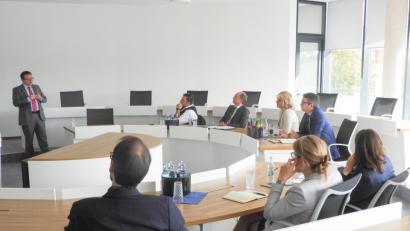 Bild: privat
Mitarbeiter des Sachgebiets Berufliche Schulen der Bezirksregierung sehen sich im Übzo um. Leiter Erich Bauer (stehend) erläutert das Konzept.