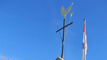 Bild: bl
Der Nabburger Bürgermeister Armin Schärtl (links) und sein Pfreimder Kollege Richard Tischler haben gemeinsam dafür gesorgt, dass das Hahnenkreuz wieder von zwei Bäumen flankiert wird.