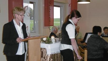 Bild: myd
Einrichtungsleiterin Martina Günther (von links) liest beim Gedenkgottesdienst im Seniorenheim Hammergmünd die Namen der verstorbenen Heimbewohner des letzten Jahres vor. Pflegedienstleiterin Melanie Gundel entzündet für jeden eine Kerze.
