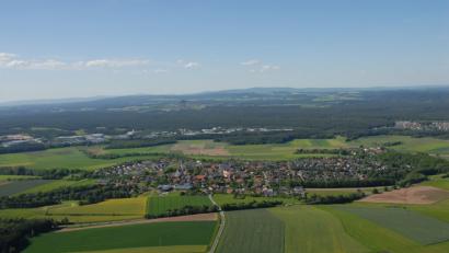Bild: Michael Ascherl
Neunkirchen liegt idyllisch in die Landschaft eingebettet. Doch der Weidener Vorort kämpft mit vielen Problemen. Die Dorfgemeinschaft will deshalb ins Programm Dorferneuerung.