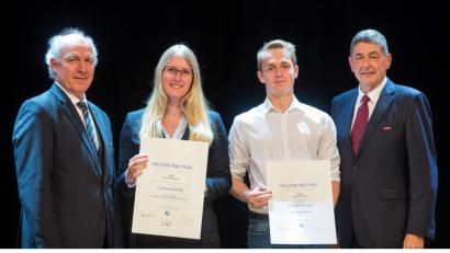Bild: Handwerkskammer Oberfranken
Den Witron-Nachwuchstalenten Anja Piehler und Stefan Kick überreichen Franz Xaver Peteranderl (links), Präsident des Bayerischen Handwerkstags, und Georg Haber (rechts), Präsident der Handwerkskammer Niederbayern-Oberpfalz, die Urkunden als Landessieger.