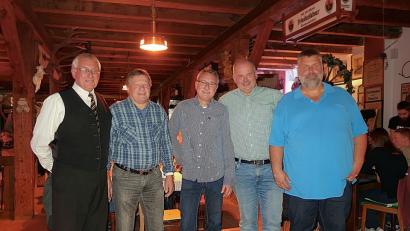 Bild: bsc
Bürgermeister Gottfried Härtl (Zweiter von rechts) dankte den Organisatoren des „3. Friedenfelser-Berg-Classic-Preis 2018“ besonders. Angesichts des großen Erfolges hatten die Vorsitzenden Stefan Schmalzreich (rechts) und Franz Höcht (Zweiter von links) sowie die Streckensprecher Erhard F. Eckert (links) und Bernd Aßmann (Mitte) bei der Nachfeier im Brauereimuseum gut lachen.