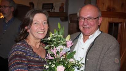 Bild: kro
Verleger Eckhard Bodner überreichte Angelika Schraml für ihr jahrelanges Engagement einen Blumenstrauß.