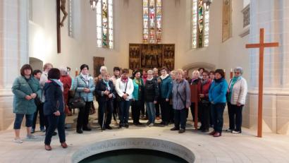 Bild: exb
In der St.-Peter-und-Paul-Kirche in Eisleben, der Taufkirche von Martin Luther, bestaunen die Besucherinnen unter anderem das Ganzkörpertaufbecken. Der Stadtrundgang beim Frauen-Infotag des KAB-Kreisverbandes führt die Gruppe auch zum Geburtshaus des Reformators und zur St.-Andreas-Kirche.