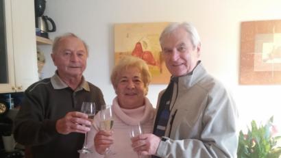 Bild: Lowak
Lolita Nonnenmacher (Mitte) stößt mit Manfred Haberzeth und Gerd Dietl auf ihren 75. Gebutstag an.