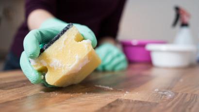 Bild: Franziska Gabbert/dpa-tmn
Arbeitsplatte, Hochglanz-Fronten, Edelstahl, Holz und Kochfelder: beim Putzen der Oberflächen in Küchen gibt es einiges zu beachten.