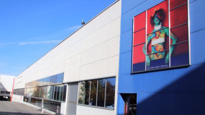 Bild: Thomas Dobler
Seit 1999 agiert der Betrieb an der Nürnberger Straße unter dem Namen Flachglas Wernberg als konzernunabhängiges Unternehmen für Glasveredelungen aller Art und gilt als einer der führenden Bauglas- und Fahrzeugglashersteller in Europa.