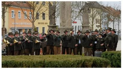Bild: Christine Kahl
Vor der Mariensäule auf dem Marktplatz versammelten sich die Jagdhornbläser nach der Messe und erfreuten die Zuhörer mit jagdlichen Musikstücken aus ihrem Repertoire. Mit dem “Wiedersehen“, “Jagd vorbei“ und „Halali“ fand der Vormittag ein klangvolles Ende.