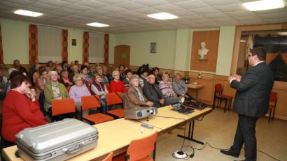 Bild: njn
Über die Tagespflege im allgemeinen und über die geplante Tagespflegeeinrichtung referiert BRK-Kreisgeschäftsführer Holger Schedl (rechts) beim Vortragsabend der Arbeitsgemeinschaft sozialdemokratischer Frauen (AsF) im Kolpinghaus.